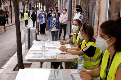 Cola de vecinos en Trinitat Vella para realizarse test de detección.