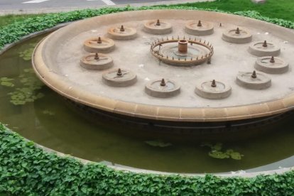 Quejas por el hedor de agua estancada en la fuente de plaza Catalunya