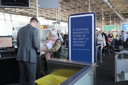 Passatgers, ahir fent cua guardant les distàncies de seguretat a l’aeroport de Brussel·les.