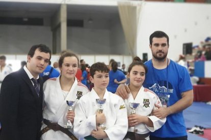 Daniel Pions, primero por la izquierda, durante una competición estatal de judo.