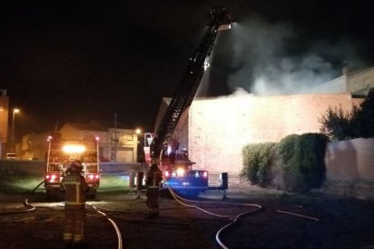 Ocho dotaciones de los Bomberos trabajaron en el lugar. 