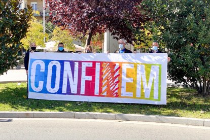 Miembros de la asociación con la pancarta que anima a sus socios a no tirar la toalla.