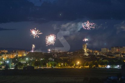 Tàrrega va acomiadar ahir a la nit una edició de la festa major amb activitats majoritàriament a través de les xarxes socials però amb un castell de focs artificials en viu.