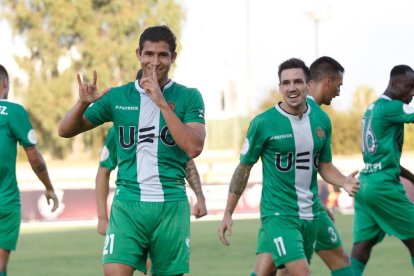 Jugadors del Cornellà celebren un dels dos gols que els van donar la classificació.