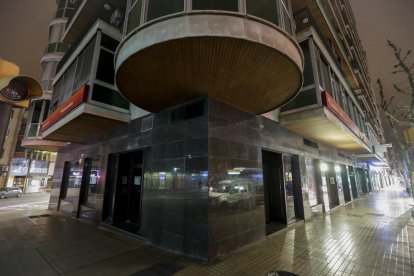 Una de las oficinas de Caixabank en Lleida, cerrada por la creación de una nueva ‘store’ en la capital.