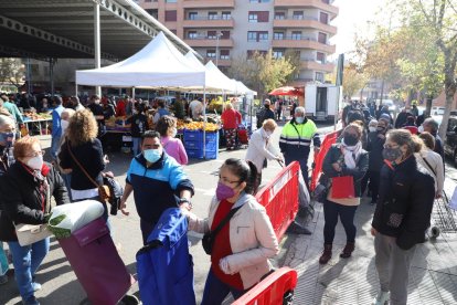 El control de acceso al mercadillo del Barris Nord en Pardinyes provocó largas colas.