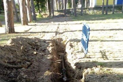 Obra per reparar canalitzacions al parc de la Pinada.