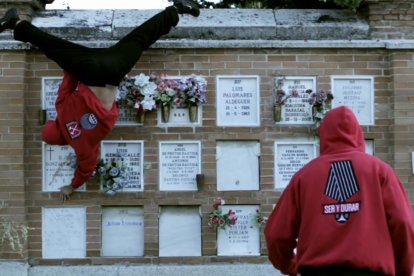 Diferentes fotogramas de la videoinstalación ‘Ser y durar’, del colectivo madrileño Democracia, que se podrá ver mañana a las 20.30 h en el cementerio de la capital del Segrià.