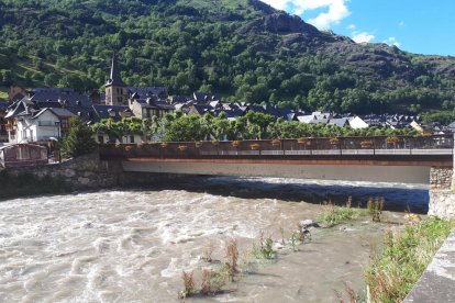 El Garona turbio a su paso por Bossòst tras el desprendimiento.