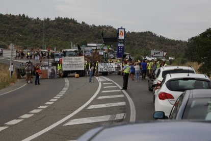 El corte de la carretera C-12 causó retenciones durante casi dos horas. 