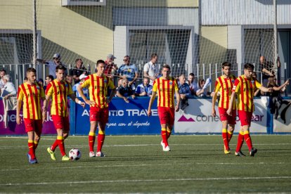 Jugadores del Lleida, abatidos tras encajar uno de los dos goles que recibieron el domingo ante el At. Baleares en Son Malferit.