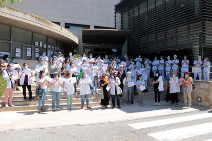 Moment de la concentració davant l'entrada principal de l'hospital Santa Maria