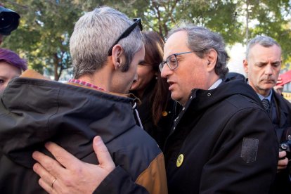 Quim Torra saluda a Roger Español antes de su comparecencia en el juzgado de Barcelona, ayer.