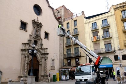 Instal·lació de llums de Nadal a la plaça Sant Francesc de Lleida.