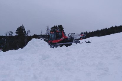 Esquiadores en Baqueira Beret que ofrece más de 100 kilómetros esquiables, mientras que las máquinas trabajan la nieve en Espot.