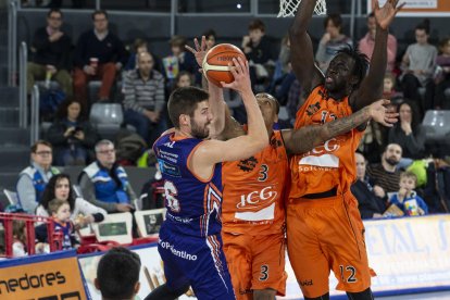 El equipo estuvo arropado por un grupo de aficionados de Lleida.