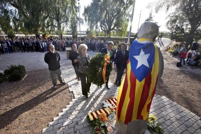 Vilallonga i Talarn dipositen una corona de flors al monument a Companys al Tarròs.