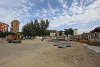 El solar de Magisterio acoge actualmente los materiales y maquinaria de las obras de la calle Sant Martí.