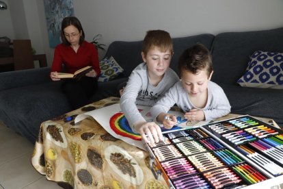 El dibujo y la lectura son algunas de las actividades preferidas para hacer en familia en los hogares leridanos estos días. 