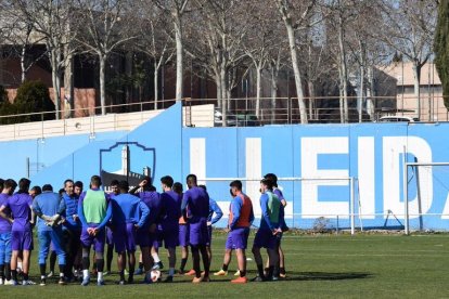 Joan Carles Oliva conversa con la plantilla durante un entrenamiento de esta semana.