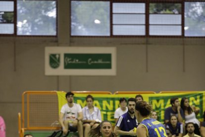 Nacickaite, presionada por las jugadoras del Cadí Jovana Nogic y Anna Palma.