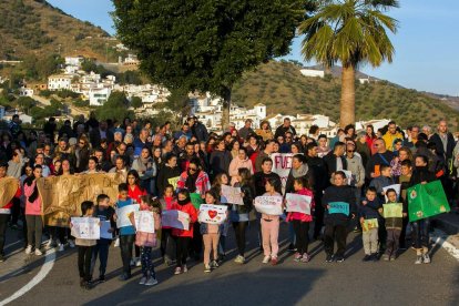 Vecinos de Totalán se solidarizan con la familia del niño.