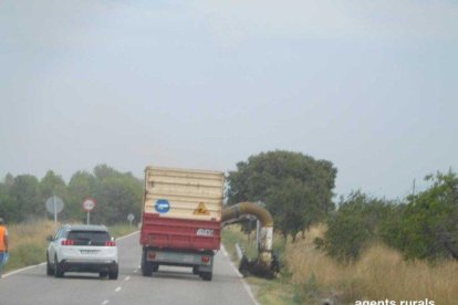 Un camió incomplint ahir les normes de prevenció d’incendis.