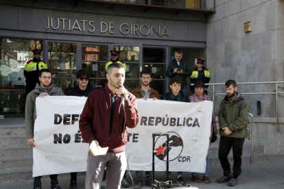 El primero investigado citado a declarar con el micrófono y detrás algunos de los detenidos por las movilizaciones del aniversario del 1-O, el 7 de marzo del 2019