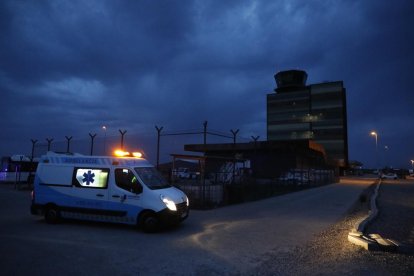 Vista de l’ambulància que va traslladar ahir el muntanyenc ferit a l’Arnau després que arribés a Alguaire.