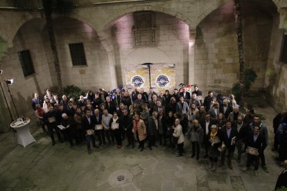 Foto de familia con directivos de diferentes épocas, pilotos de la entidad y políticos después de la presentación del libro en el IEI.