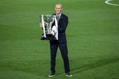 Zidane, amb la copa de campió de la Lliga dijous passat.