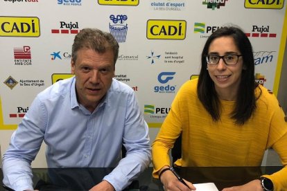 El presidente del Cadí, Pere Porta, y Bahí, en la firma del contrato.