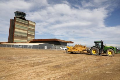 Trabajos esta semana en Alguaire para ampliar la plataforma de estacionamiento de aviones