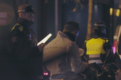 Un control rutinari nocturn, en una zona de locals de festa de Barcelona.