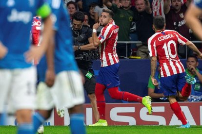 El mexicano Herrera celebra su gol que significaba el 2-2 mientras va a felicitarle Correa.