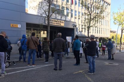 Imagen de las colas de espera a las puertas de la comisaría.