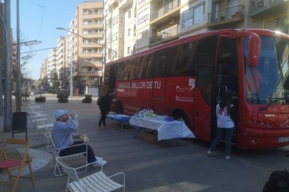 Imatge del Bus de la Sang que es va instal·lar ahir a la plaça Ricard Vinyes de Lleida ciutat.