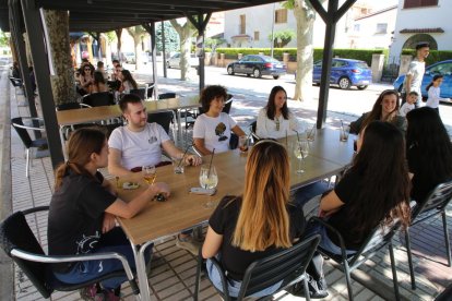 L’Eix Comercial de Lleida, on ahir van obrir la majoria de botigues, molt freqüentat.