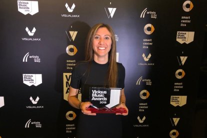 Alba Canas, posando junto al galardón tras la gala Vicious Music Awards celebrada en Madrid. 