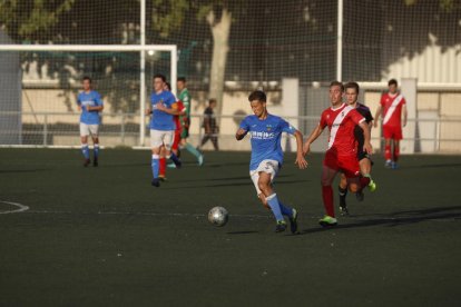 Un futbolista del Lleida controla la pilota, seguit d’un altre de l’Artesa, ahir a Gardeny.