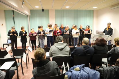 Merienda de Navidad  -  Usuarios, voluntarios y trabajadores de la Associació Salut Mental Ponent celebraron ayer la Navidad con una merienda en el local social de la entidad. La teniente de alcalde del ayuntamiento de Lleida, Anna Campos, tambié ...