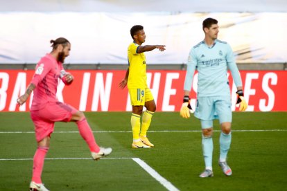 Lozano celebra el único gol del Cádiz mientras Courtois y Sergio Ramos se lamentan.