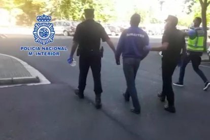 Una de les detencions durant l’operació policial.