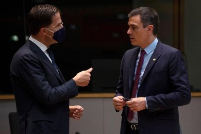 El primer ministre dels Països Baixos, Mark Rutte, conversa amb el president espanyol, Pedro Sánchez.