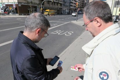 Ténicos probando la aplicación que canaliza las demandas.