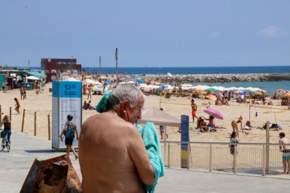 Les platges de Barcelona van superar, a la tarda, el límit d’aforament.