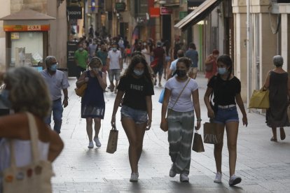 La gran majoria dels ciutadans compleix l’obligació de portar mascareta.