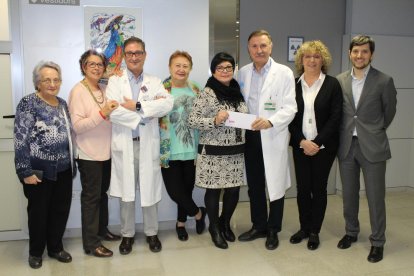 Donación solidaria de Adima al Servicio de Oncología del Arnau 