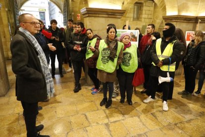 Pueyo y Talamonte, con los activistas de la PAH en la Paeria, ayer. 