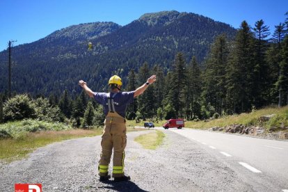 Un pompier esperava ahir l’arribada de l’helicòpter del SEM.